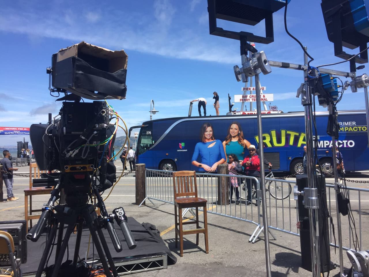 El set con nuestras presentadoras de fondo subidas en el techo del autobús.