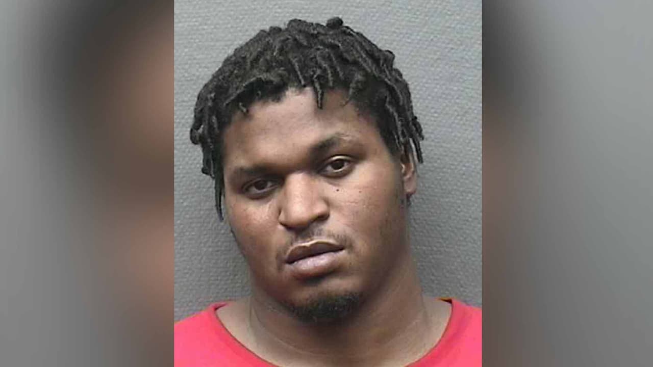 Adolph III Lloyd, es buscado por robo.