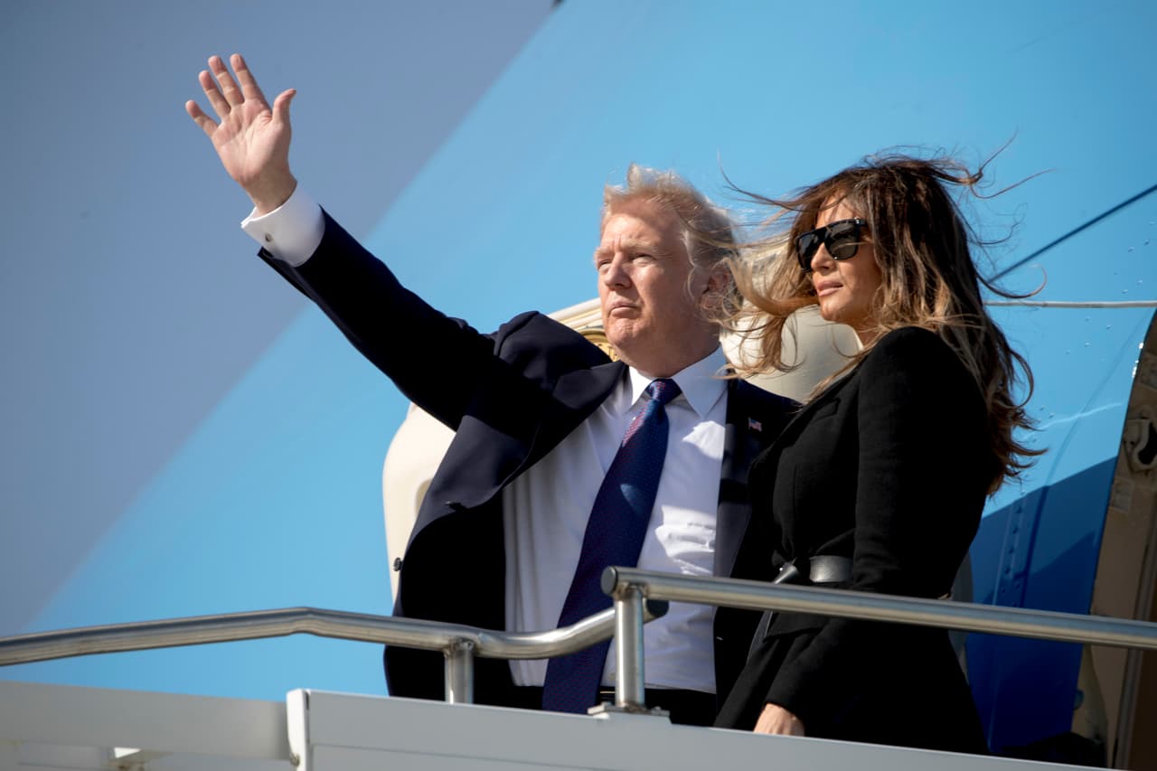 <b>La brisas de Corea.</b> El viento desordena el cabello de Trump y su esposa Melania cuando se despedían en la puerta del Airforce 1 antes de salir de Pyeongtaek, Corea del Sur, a China, donde continuaba la gira.