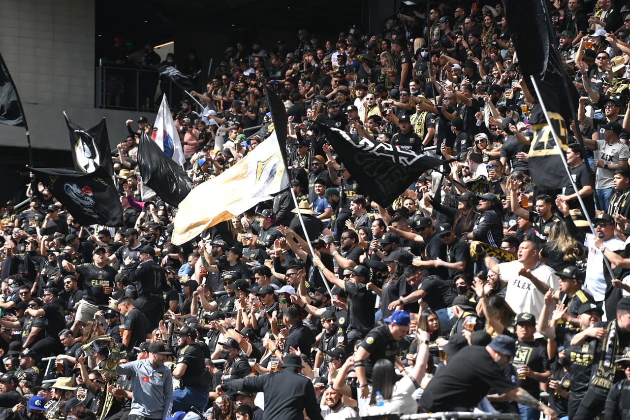 Gargantas agotadas en el Banc of California Stadium, con el triunfo de LAFC sobre Colorado Rapids por 3-0.