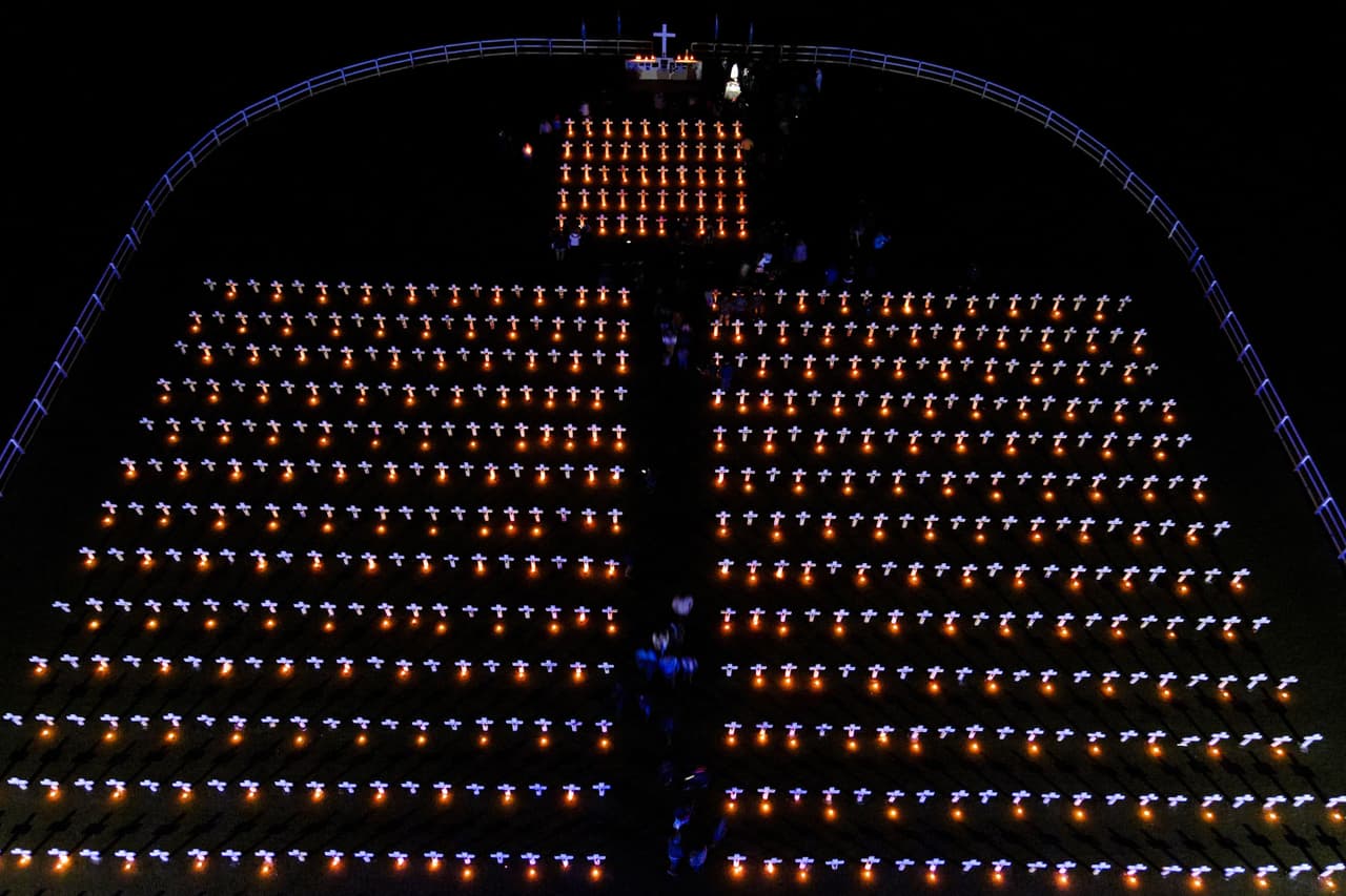 La noche del viernes 1 de abril de 2021 se encendieron velas para homenajear a algunos de los soldados argentinos caídos en el conflicto en Pilar, provincia de Buenos Aires, donde hay una reproducción del cementerio de Darwin, en Malvinas, donde están enterrados 649 fallecidos.