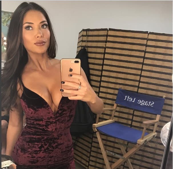 La escultural modelo distrae e informa a los fanáticos de las Artes Marciales Mixtas entre round y round.