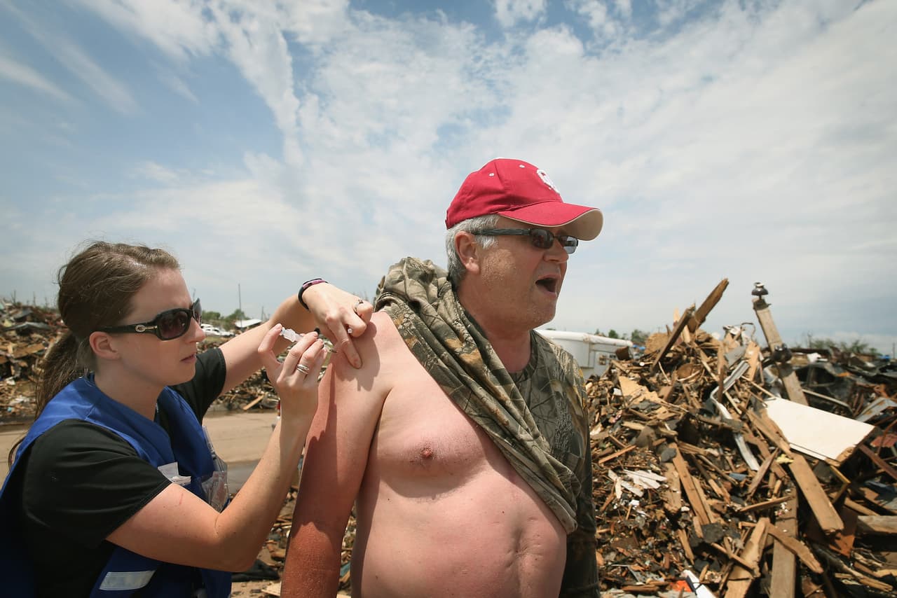 Por qué no necesariamente debes correr a ponerte la vacuna contra el tétanos tras las inundaciones