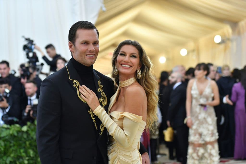 Otros que podrían ser sus vecinos en el llamado “búnker de los millonarios” son la súper modelo de Victoria Secret, 
<b>Gisele Bündchen y su esposo el ex jugador de los New England Patriots, Tom Brady</b>
