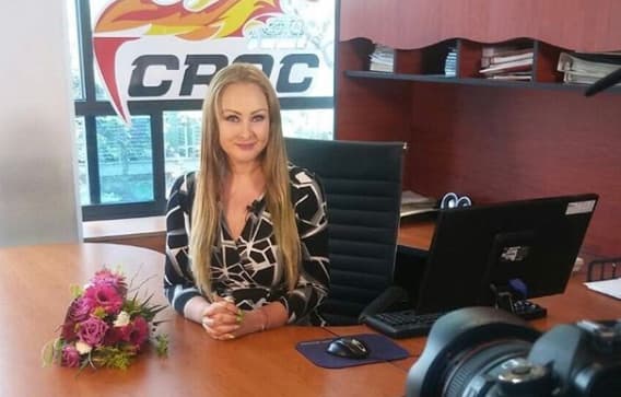 "Uno como artista se sabe
<b> 'truquitos' de belleza</b>, entonces es lo que estoy haciendo, compartiéndolos y empleándolos aquí en el salón, además de que no están elevados los precios y estamos en una zona muy bien ubicada", comentó Santacruz en aquél entonces.
<br>