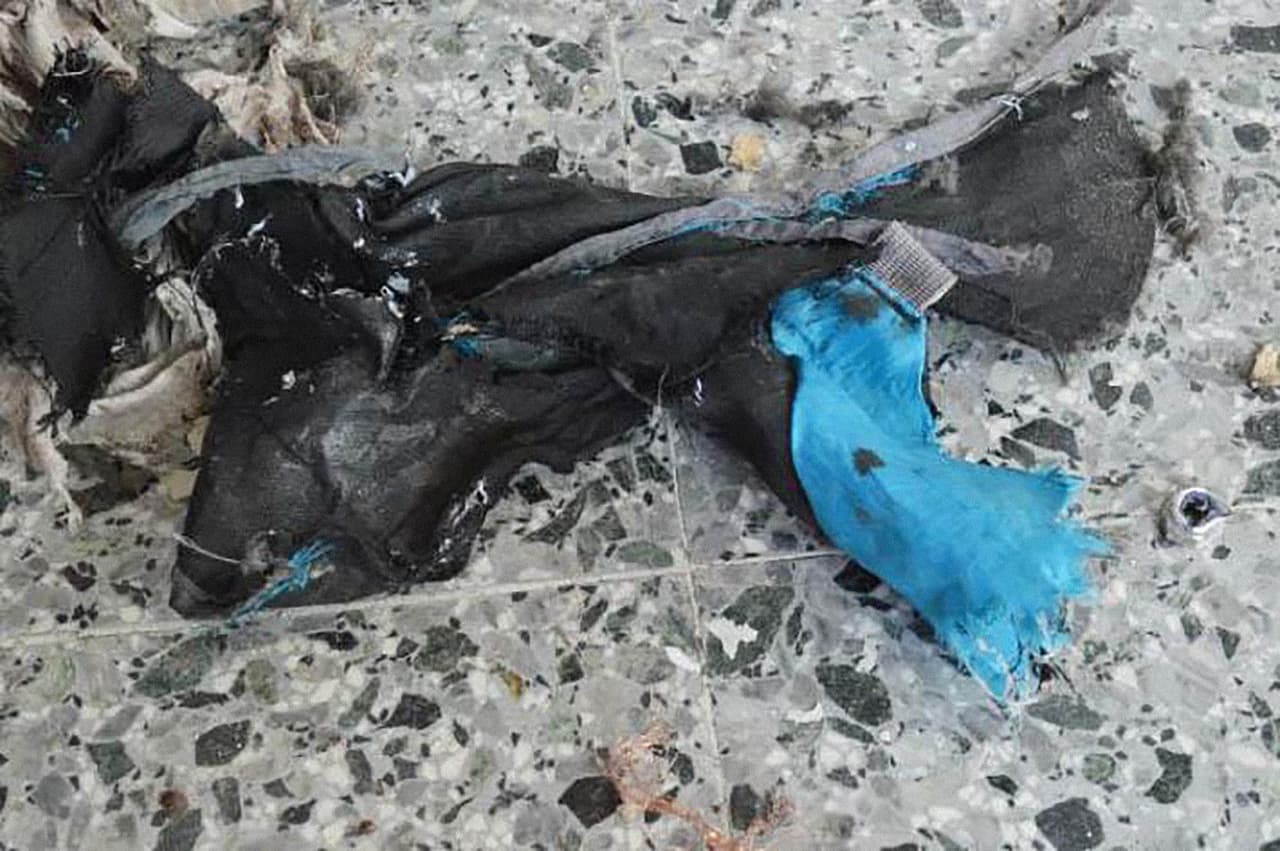 <b>La mochila azul. </b>Los investigadores creen que el terrorista usó una mochila azul marca Karrimor para cargar el explosivo.