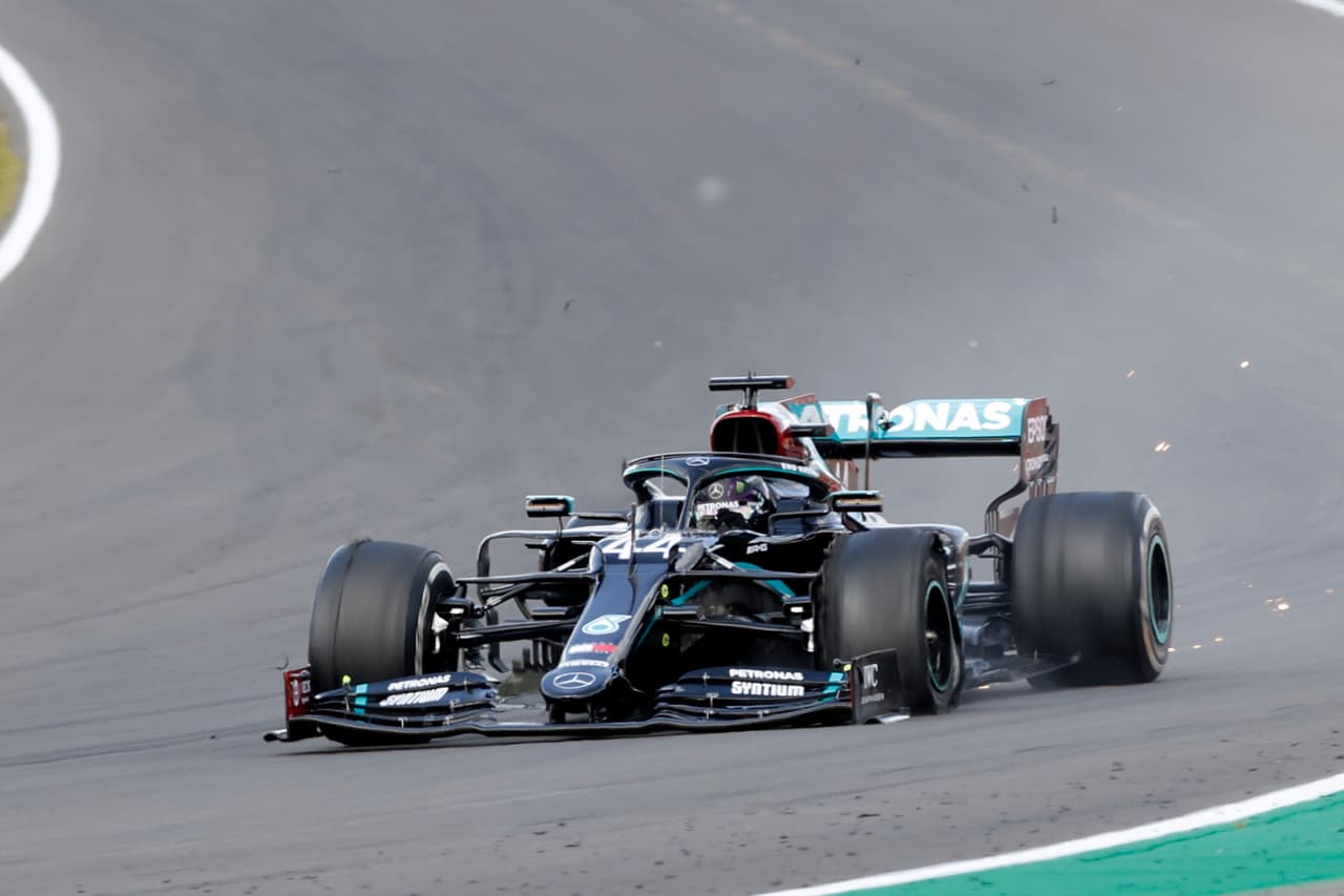 Lewis Hamilton consiguió el primer sitio en el Circuito de Silverstone. Verstappen y Leclerc completaron el podio. Ricciardo y Norris llegaron en cuarto y quito, respectivamente. Stroll, compañero de Checo Pérez, terminó en el noveno puesto. El próximo fin de semana se correrá la carrera del septuagésimo aniversario.
