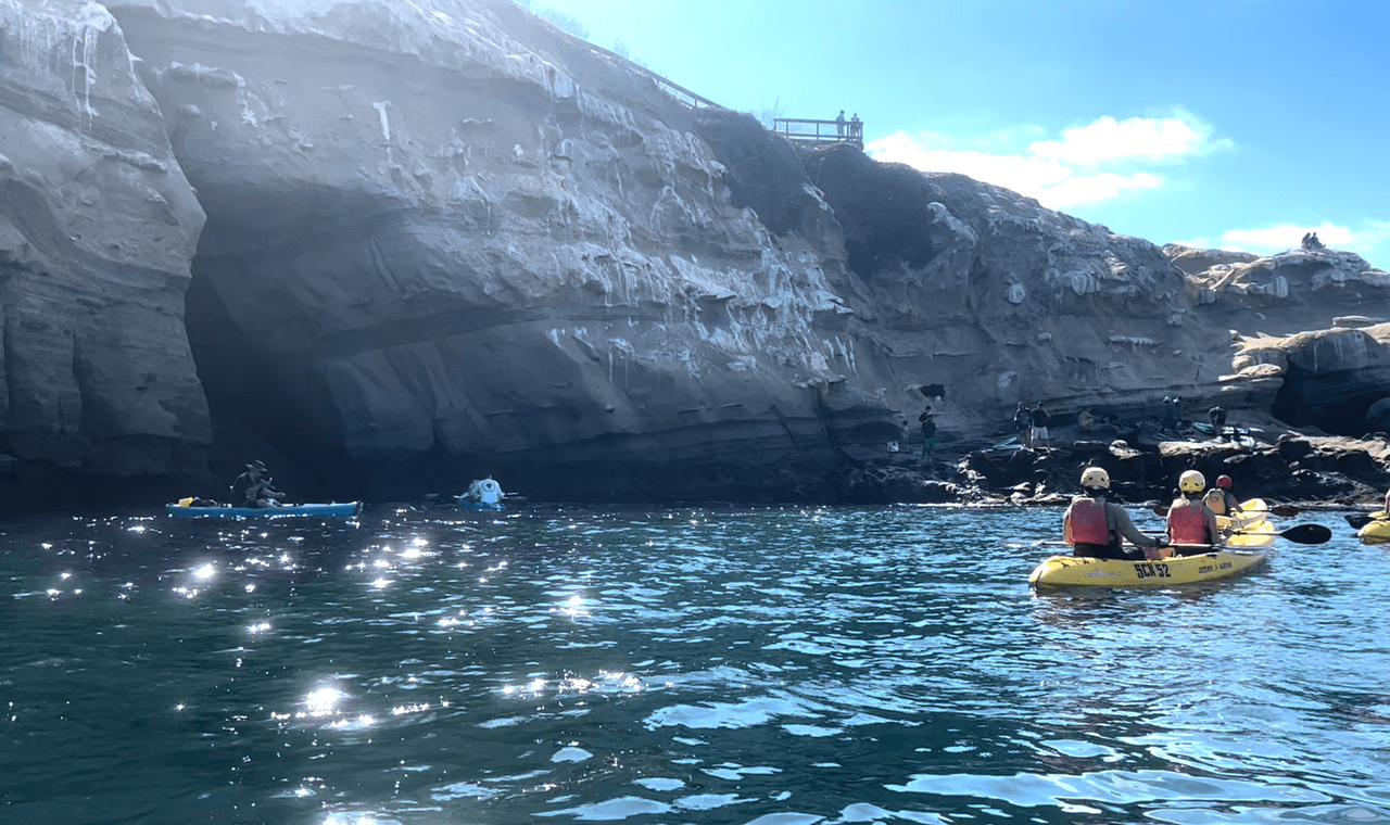 Puedes visitar la bahía de las cuevas en una embarcación privada. Sin embargo, solo podrás entrar a las cuevas, si eres guiado por expertos salvavidas.