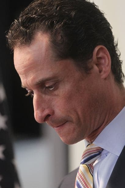 Otro caso que llenó los titulares de la prensa en el 2011, fue el de Anthony Weiner, legislador demócrata que envió fotos inapropiadas por Internet.. Ese escándalo sexual le costó su renuncia y ofreció disculpas por "sus errores personales".