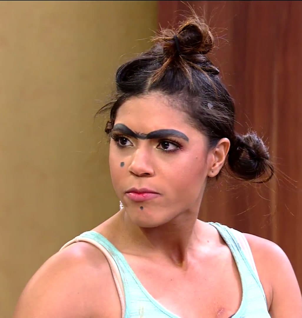 ¿Qué tal esa seriedad? Nunca antes habíamos visto a Mela tan concentrada en una discusión.