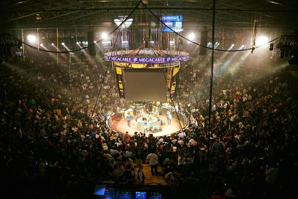 Este es un aspecto de cómo lució el palenque de Guadalajara, Jalisco, con la querida agrupación de regional mexicano.