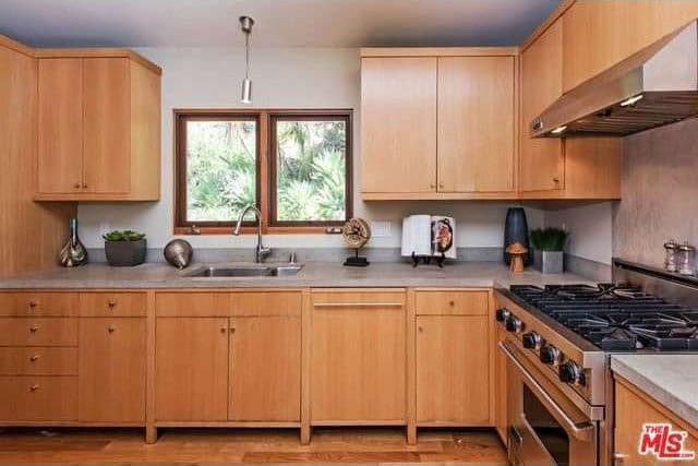 La habitación principal de la casa del actor tiene un techo único, anguloso.