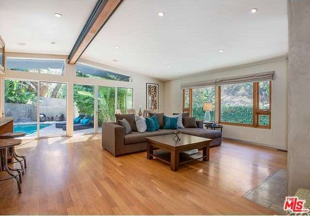 Tiene un garaje separado en el que caben dos automóviles.