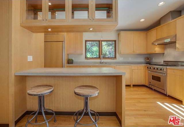 Hay electrodomésticos recién salidos del mercado, de acero inoxidable, listos para ser usados.