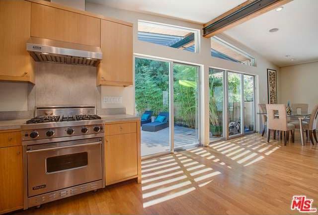 La elegante cocina cuenta con encimeras grises, perfectas para colocar las cosas.