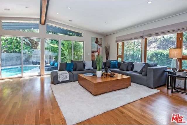 Vivir como lo hacía Jonathan Rhys-Meyers tiene sus ventajas: ¡lujo, seguridad y exquisitez!