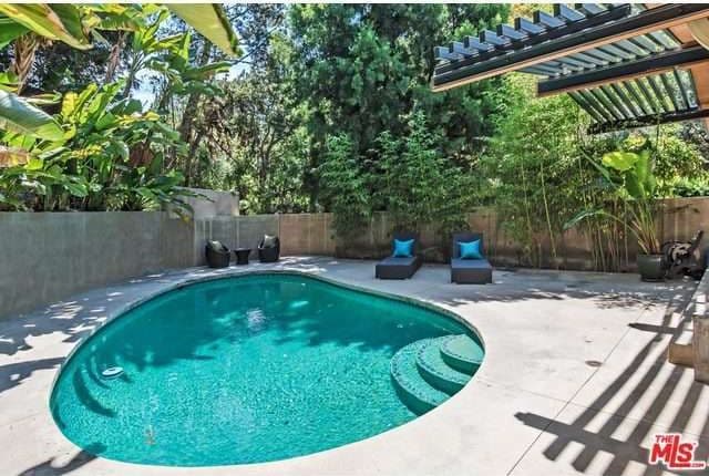 Más aún, esta piscina.