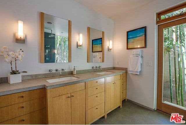 Justamente el paisaje verde y tranquilo alrededor de la casa ayuda a mantener un estado de relajación.