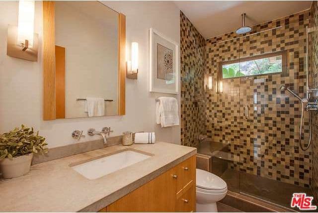 Tiene azulejos de color azul verdoso que resultan fascinantes y te permiten ver la naturaleza a través de la ventana