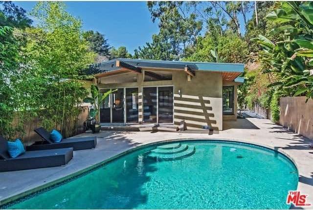 El irlandés es conocido por sus papeles de Elvis, Drácula y Henry VIII.