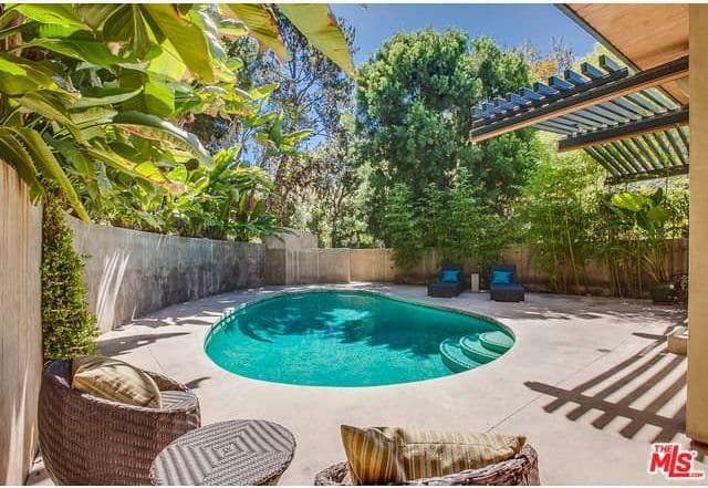 Ni hablar de la encantadora piscina. ¿Quién no quisiera echarse un chapuzón?