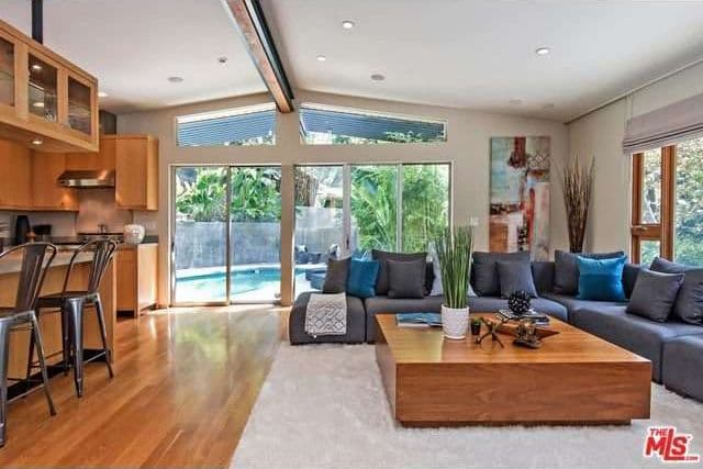 El famoso y galán actor de películas y series de televisión, Jonathan Rhys Meyers puso en venta una de sus casas.