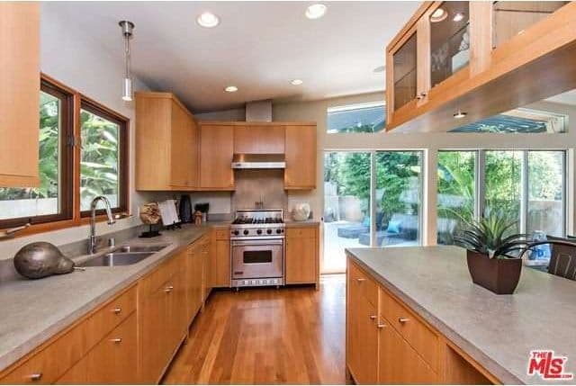 Además hay una iluminación cálida y lámparas que cuelgan de las paredes.