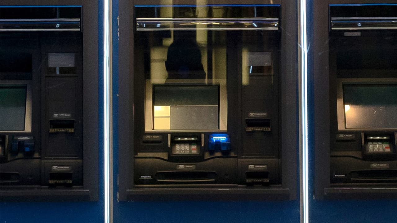 <b>No retires tu dinero del banco</b>
<br>Ante la crisis económica actual, Andrés Gutiérrez recomienda 
<b>mantener el dinero en el banco</b>, donde 
<b>se encuentra seguro</b>. 
<br>De acuerdo con Gutiérrez, tu dinero está protegido por el 
<b><i>Federal Deposit Insurance Corporation</i></b>, de modo que si un banco no tuvo una buena administración y se vea obligado a cerrar, no pierdas tu dinero. 
<br>Este beneficio, explica, no se ve afectado por tu condición migratoria.