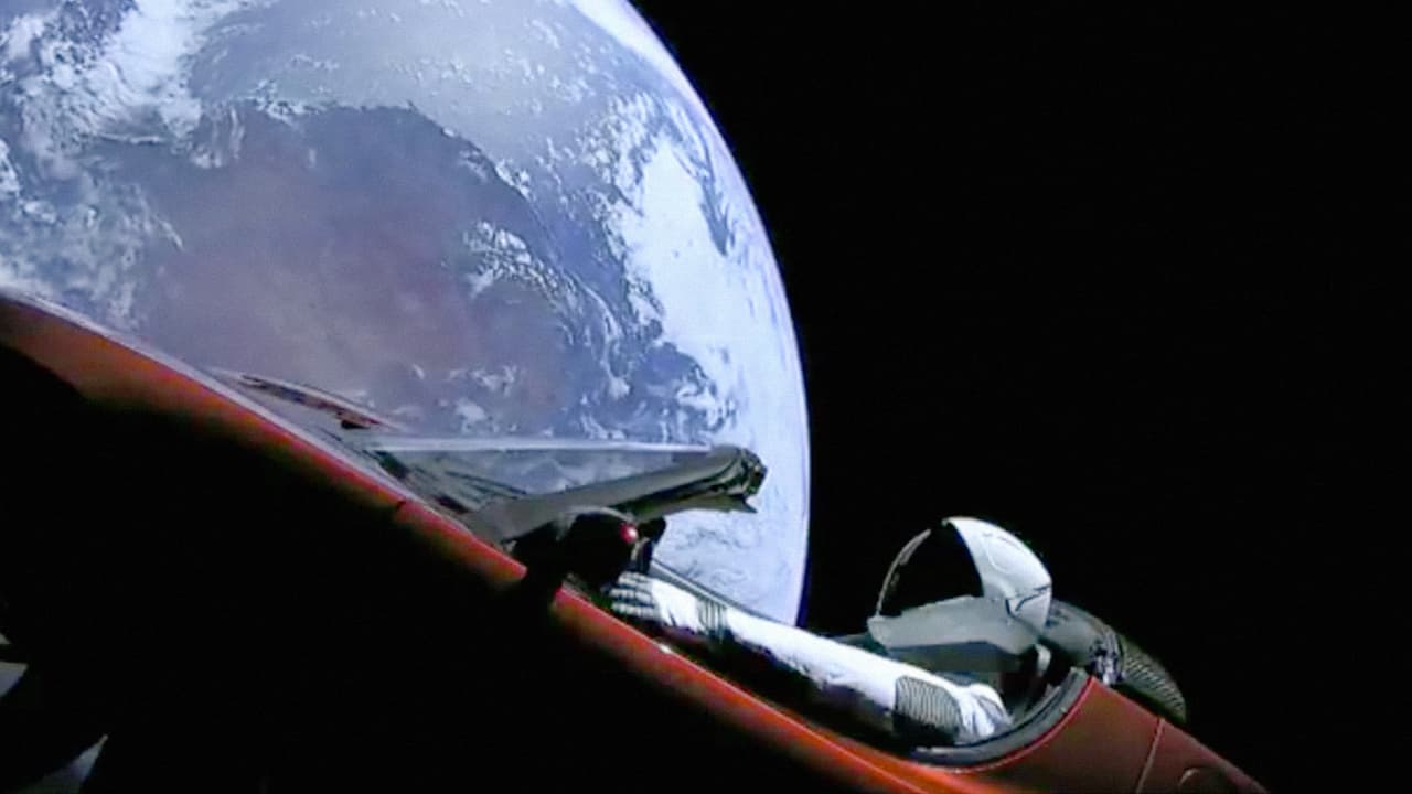 El artefacto cargado con el auto Tesla llegará hasta el espacio profundo, a una distancia similar a la que está Marte con respecto al Sol. Al volante irá el muñeco bautizado como Starman.