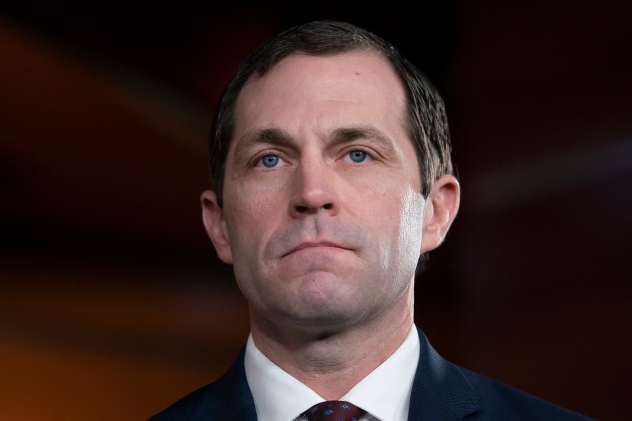 <b>Jason Crow, Representante por Colorado desde 2019.</b> Es miembro del Comité de Servicios Armados de la Cámara Baja y sirvió como Ranger del Ejército en Irak y Afganistán. En 2018 logró convertir un escaño republicano a demócrata. Tiene credenciales como experto litigante y no está en ninguno de los comités que han liderado la investigación de juicio político.
<br>