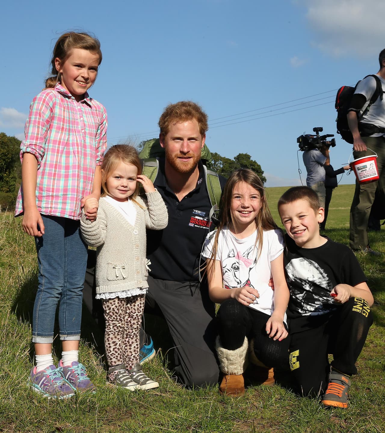 Los niños no han perdido oportunidad de retratarse junto al príncipe.