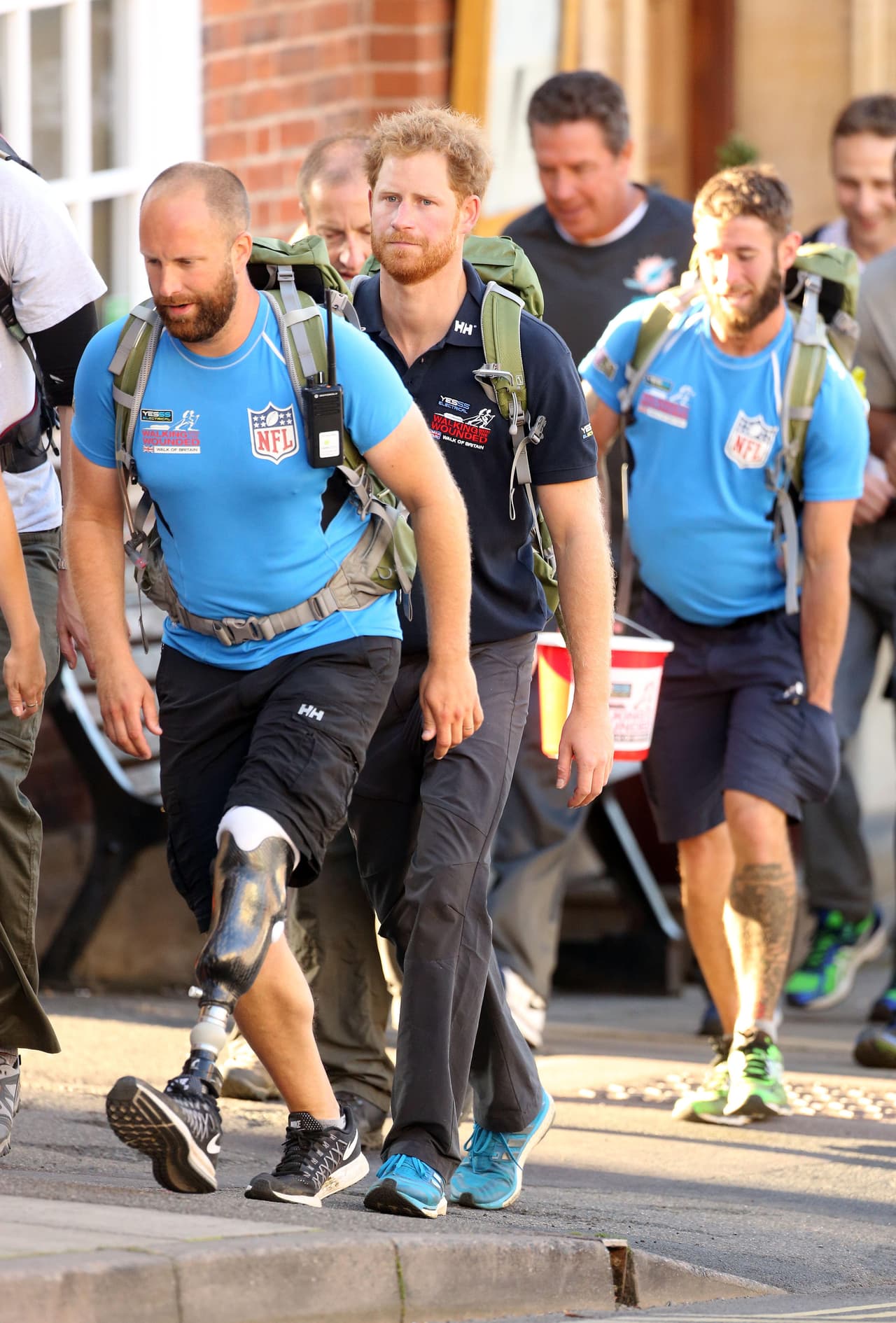 Está conviviendo con veteranos de su país.