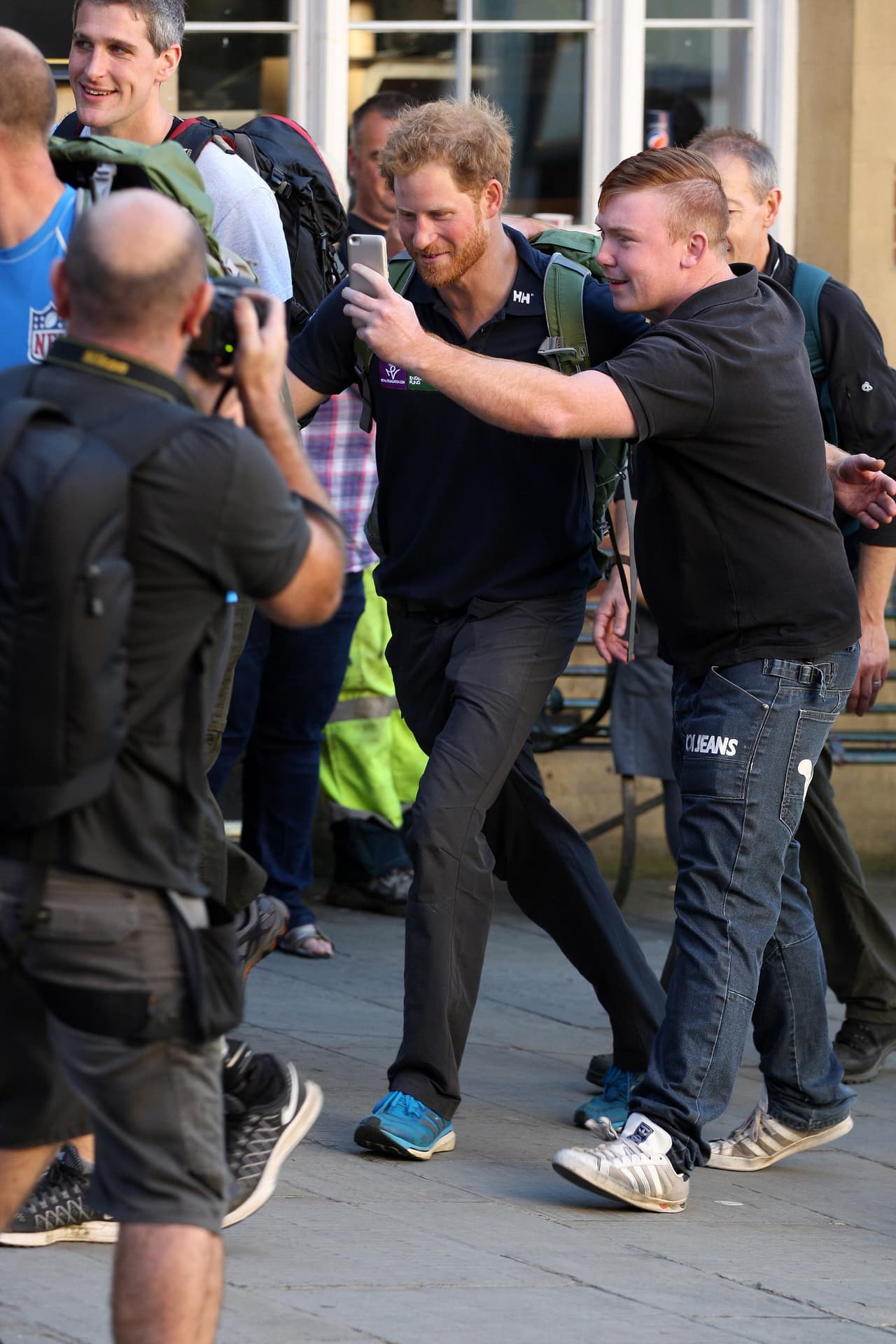 Durante su recorrido no se salvó de las selfies.