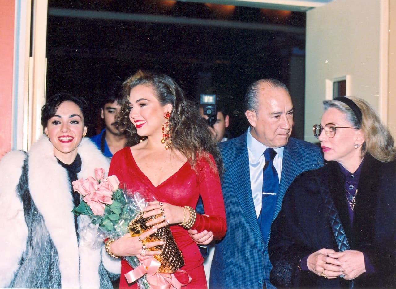 Thalía en una imagen de archivo con su mamá Yolanda Miranda, Claudia Guzman y Rafael Amador, fundador de la revista Tele-Guía, durante su coronación como "Señorita Estrella".