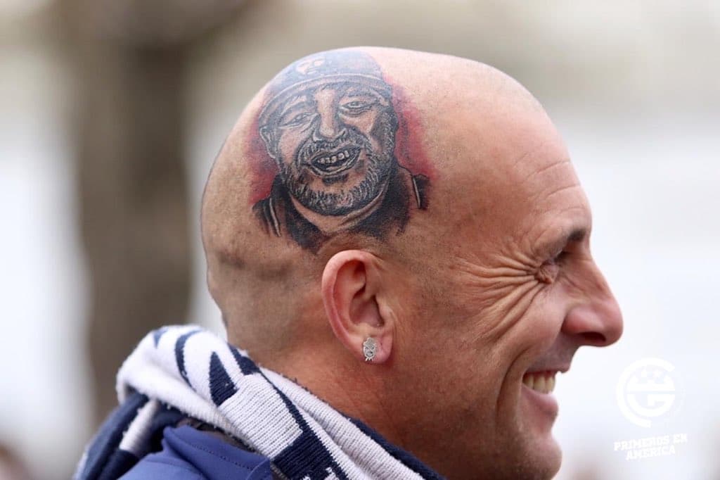 Argentina enloquece con regreso de Maradona ¡y una motosierra!