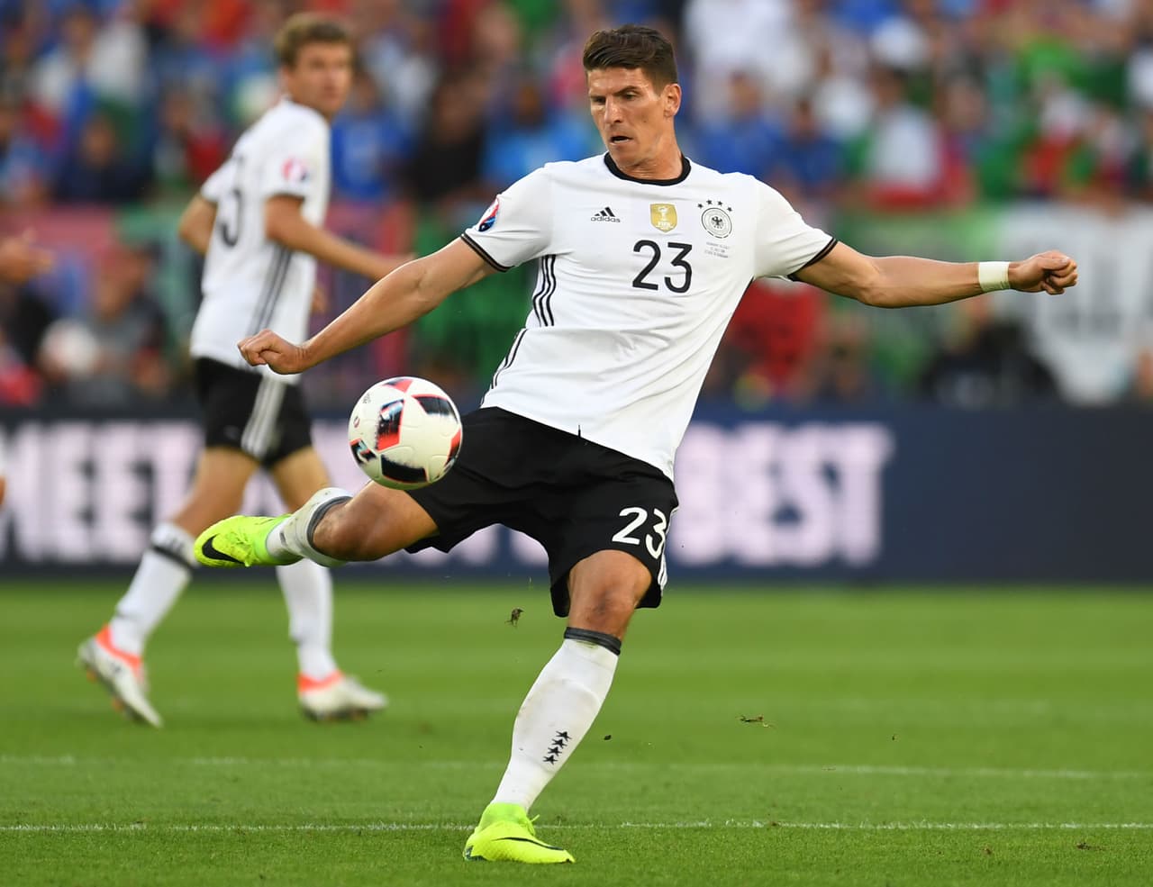 El alemán Mario Gómez también prefiere salir a patear balones sin barba. Fue compañero de los mexicanos Pavel Pardo y Ricardo Osorio en el Stuttgart campeón de Alemania hace diez años.