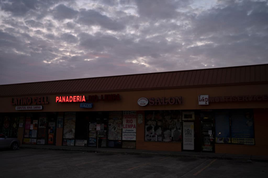 El vicegobernador de Houston, Dan Patrick, expresó este viernes su 
<b><a href="https://www.univision.com/local/houston-kxln/vicegobernador-de-texas-anuncia-que-se-investigara-a-centerpoint-energy-debido-a-los-masivos-cortes-video" target="_blank">incomodidad con la gestión de CenterPoint Energy</a></b>: "A estas alturas, no deberíamos tener casi un millón de viviendas y negocios sin luz".