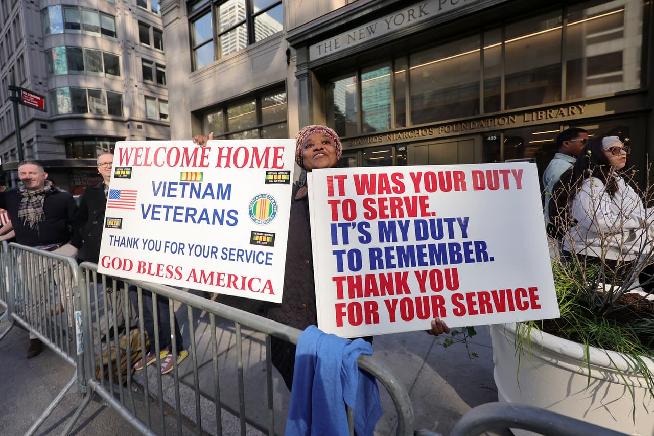 "Bienvenido a casa veteranos de Vietnam. Gracias por sus servicio. Dios bendiga a Estados Unidos" y "Es su deber servir, es mi deber recordarlo. Gracias por tu servicio", se lee en estos carteles.
