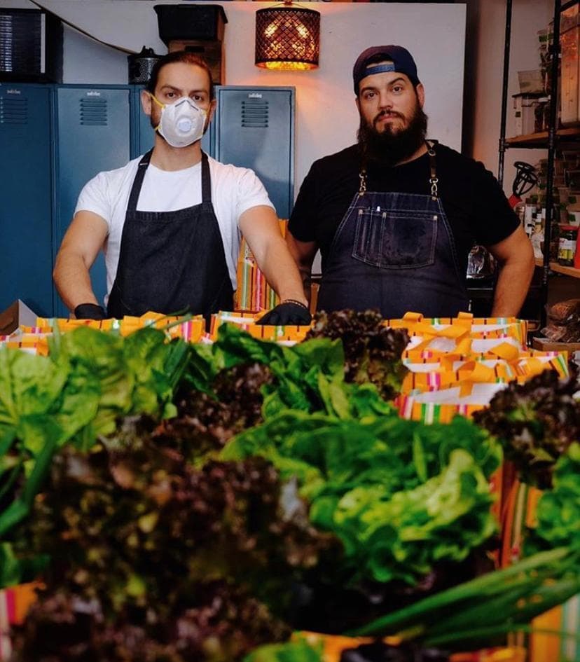 Detrás de la iniciativa están Damián Díaz y Othón Nolasco, emprendedores hispanos que en 2017 crearon Va'La Hospitality un grupo de consultoría para bares y centros de entretenimiento. Sin embargo, con la pandemia transformaron su negocio viendo la necesidad latente en su comunidad.