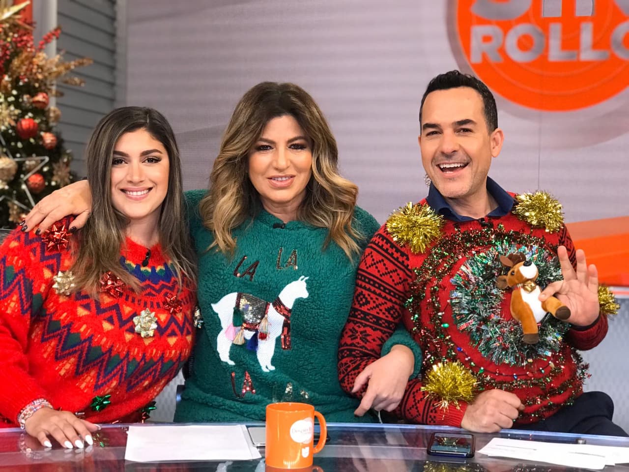 Carlos presumió un reno de peluche y pompones en su 'suéter feo'.