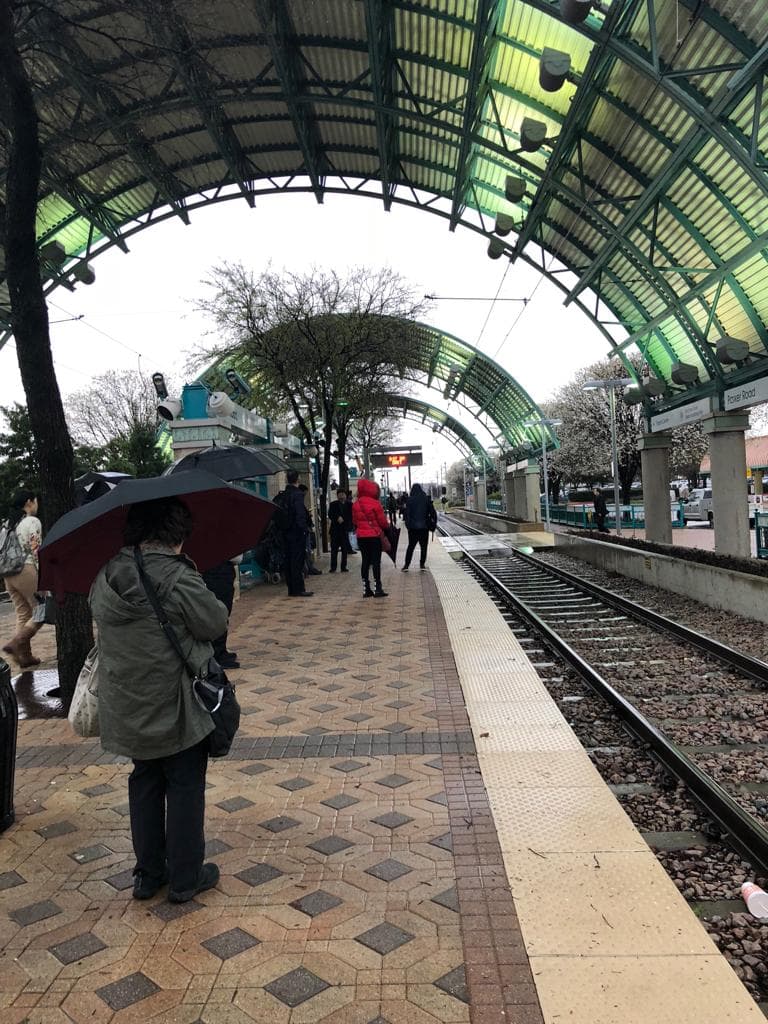 Todas las líneas de DART retrasadas, debido al mal tiempo temprano. Esperando en la estación de Parker, Plano