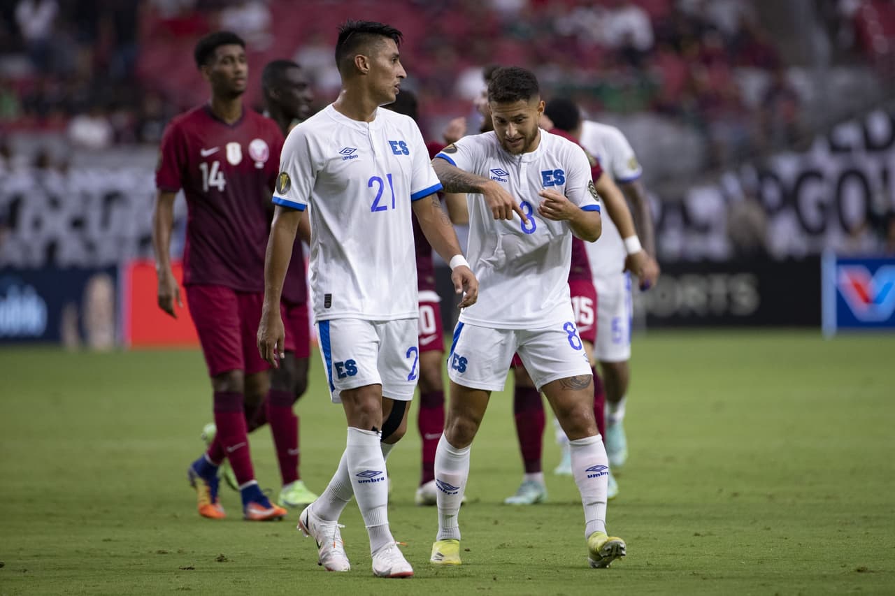 La frustración se apoderó de El Salvador, que intentó, como pudo, tratar de lidiar con el dominio cataría y así evitar más goles para poder ajustar en la segunda mitad.