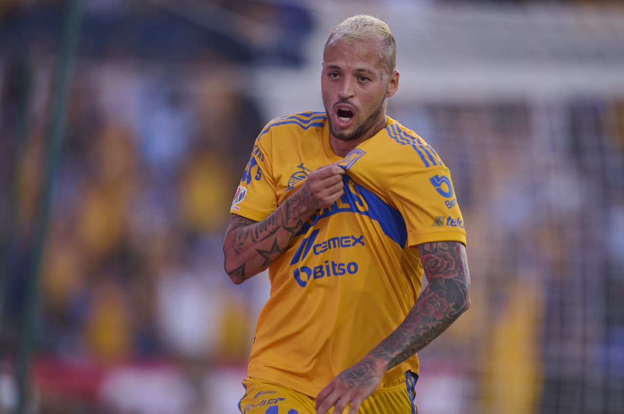 Nicolás 'Diente' López envió la pelota a la red pero el árbitro desestimó la jugada por Fuera de Lugar.