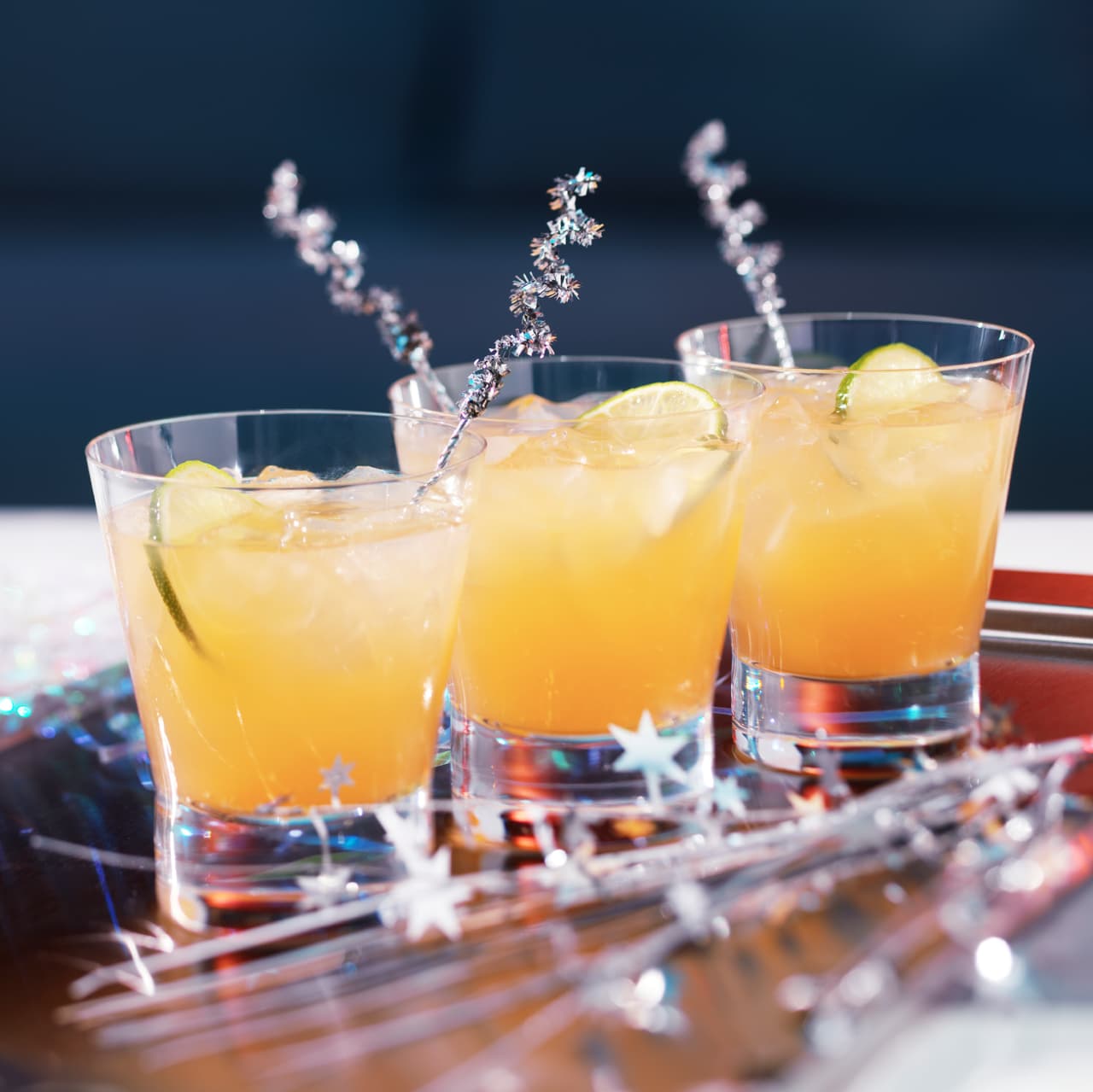 Nuestro principal remedio para la resaca es no tomes alcohol; pero en caso de ser inevitable, hazlo con responsabilidad y no manejes si has bebido.
<br>
<br>Claro que aun siendo responsable, los síntomas pueden aparecer por diferentes razones luego de una velada de fiesta, por ello te compartimos nuestro Top 10 de los remedios más populares y efectivos para que te libres rápidamente.