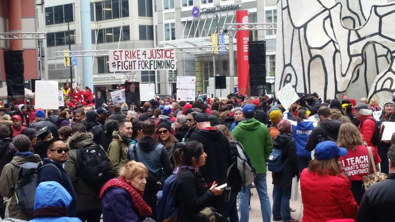 A eso de las cuatro de la tarde, muchos llegaron al Thompson Center donde se realizó una gran concentración.