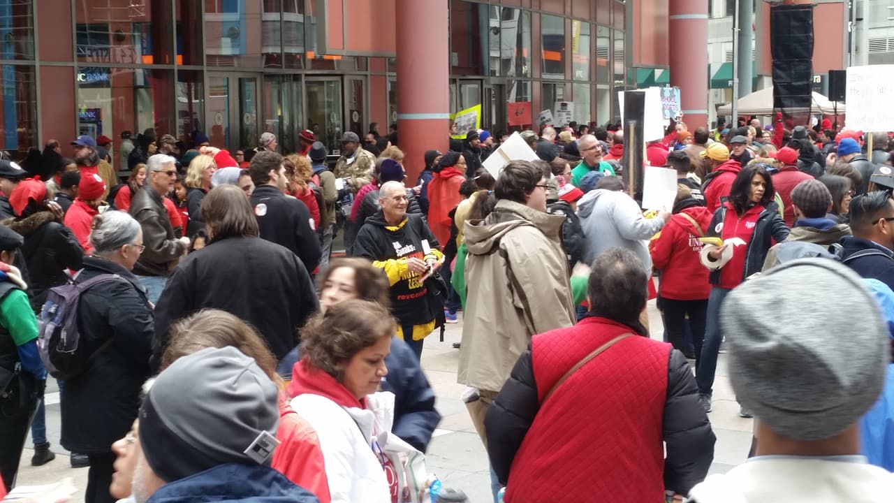 Desde ahí marcharon por varias horas por el centro de la ciudad y tomaron varias calles.