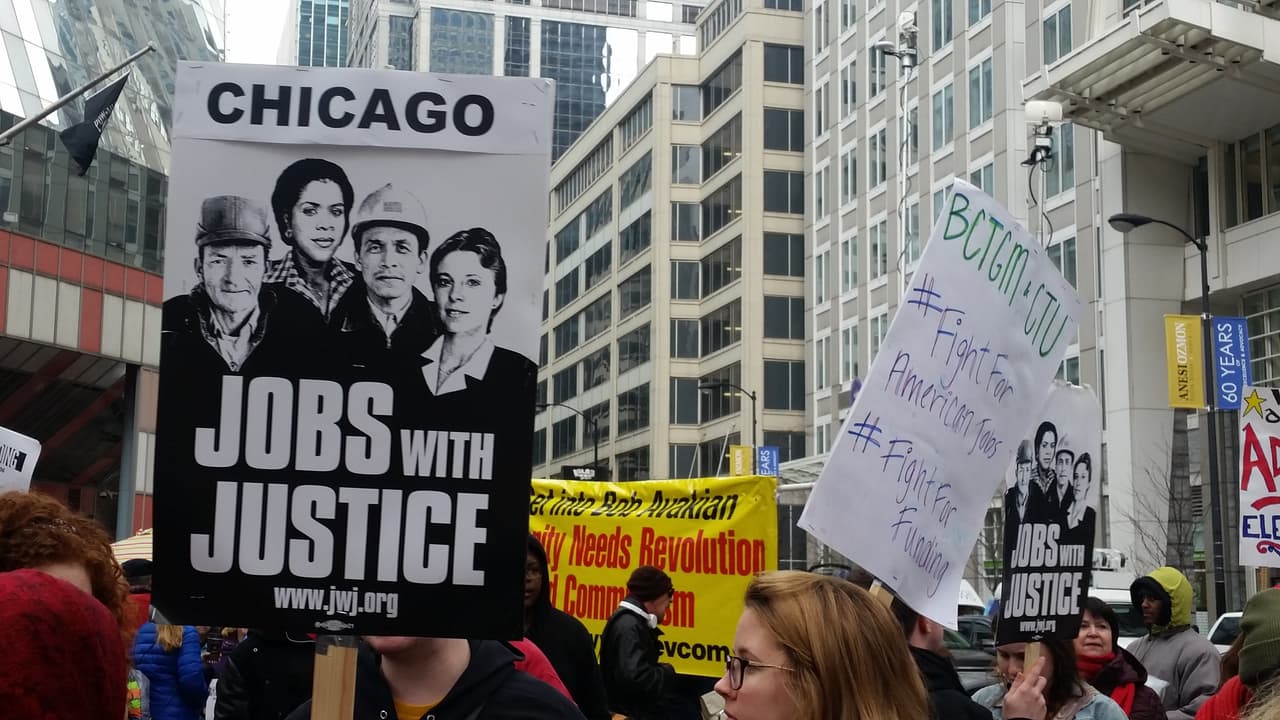 Pero los maestros no estaban solos, miembros de sindicatos, estudiantes, activistas, universitarios y padres de familia se sumaron al llamado Día de Acción.