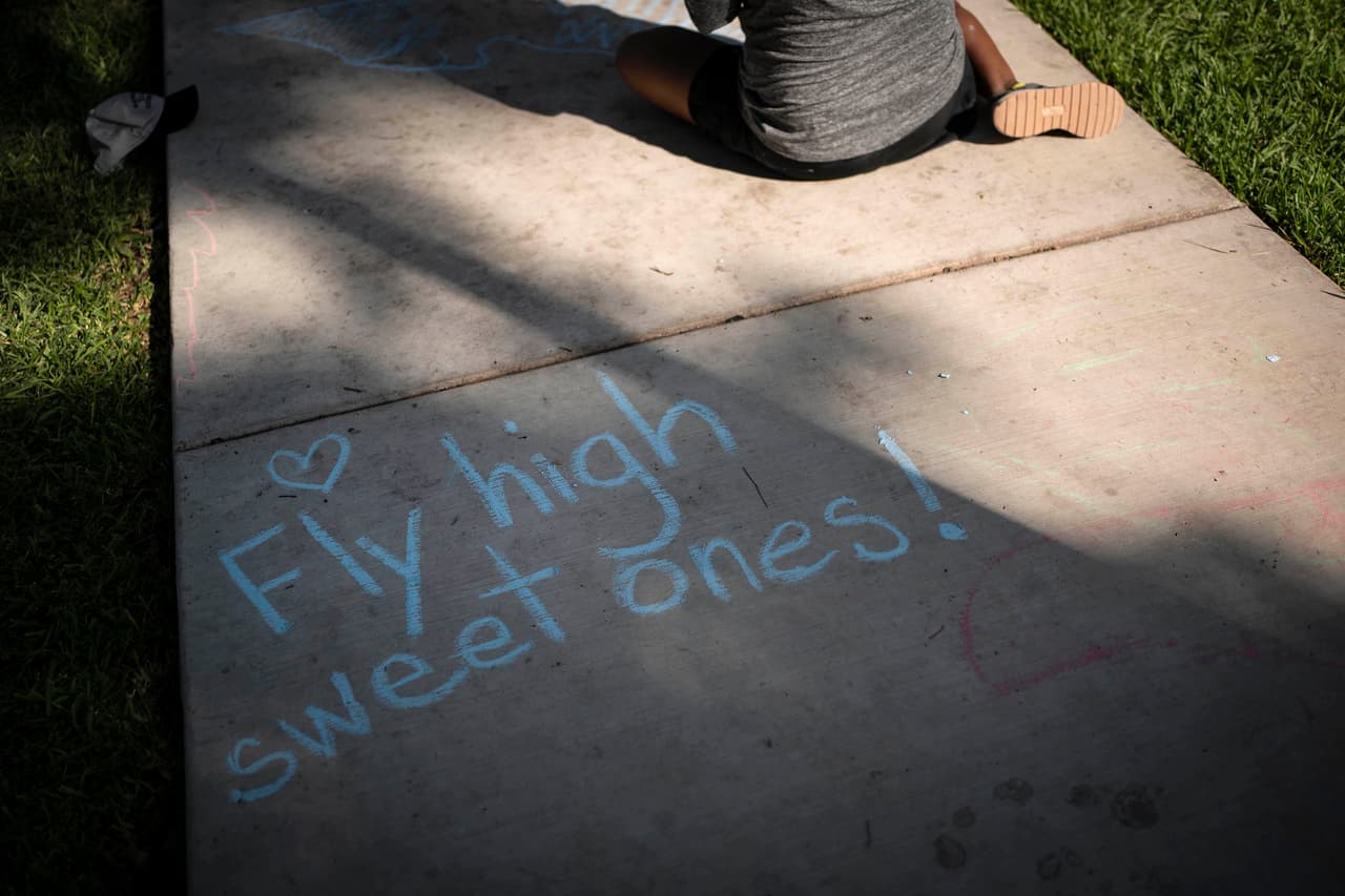 Un mensaje escrito con tiza en recuerdo de las víctimas de Uvalde. "Vuelen altos, dulces", dice. Los niños de la Escuela Primaria Robb de Uvalde pasaron 78 minutos en espera de una respuesta policial por el ataque.