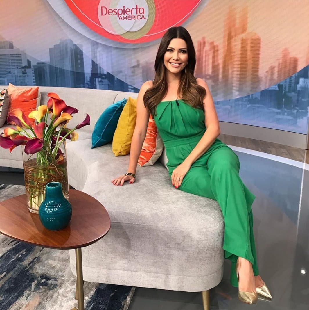 Ana Patricia vistió esta semana un enterizo color verde esmeralda, con la cintura ceñida, algunos pliegues en el escote y hombros al desnudo. Los colores metálicos siguen siendo tendencia este 2019 y en este look de la presentadora mexicana lo observamos en el calzado y en el discreto accesorio que lleva en la muñeca. 
<br>