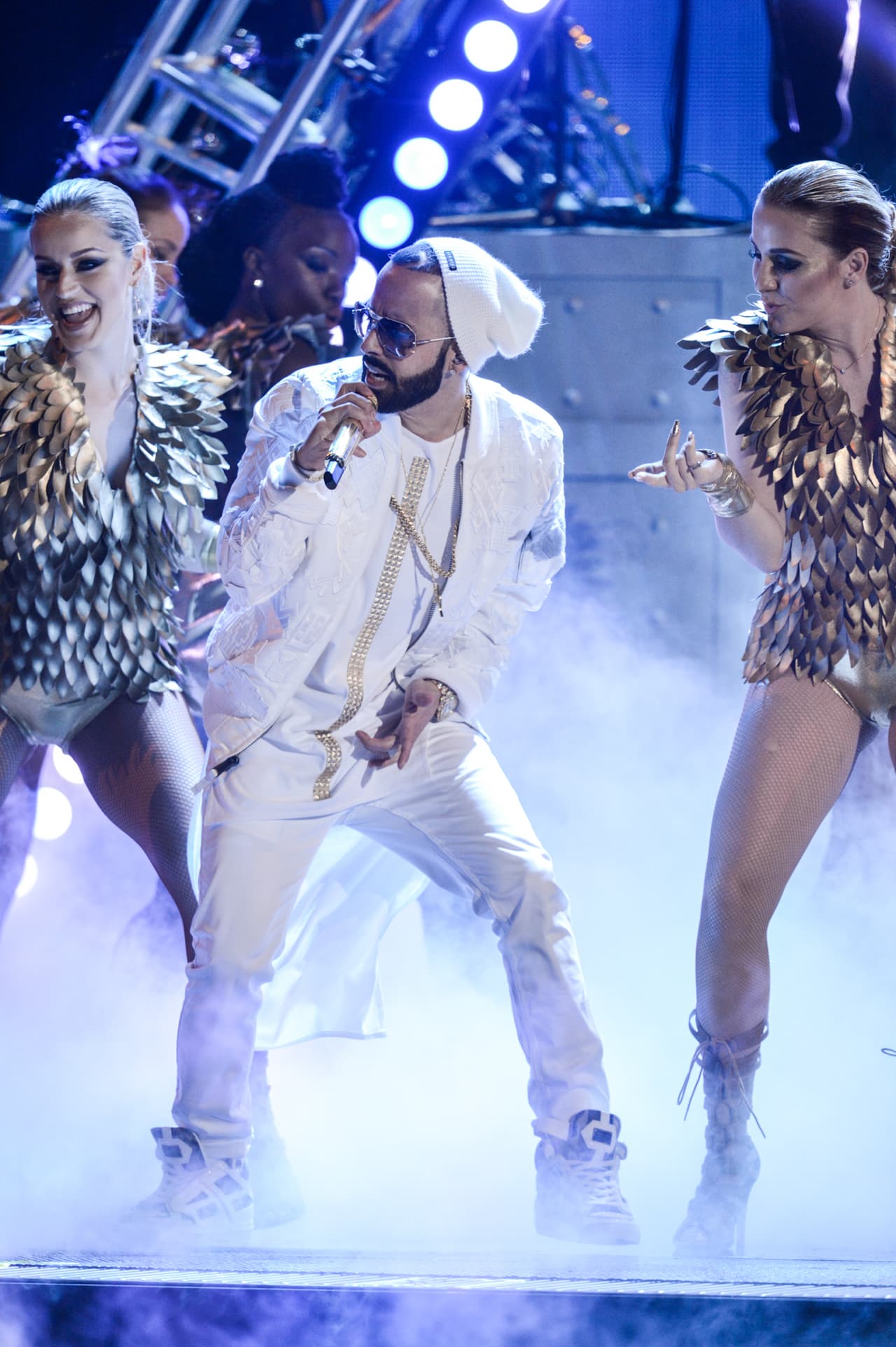 Yandel subió la temperatura del escenario con su musical 'Encantadora'.